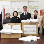 倉吉市教育委員会に手縫いの雑巾502枚贈呈